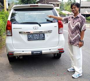 Otto mit seinem neuen Auto