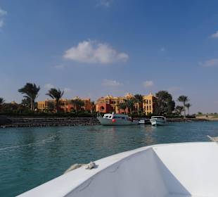 Mit dem Motorboot durch klein Venedig von Ägypten