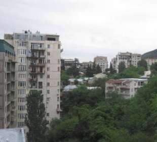 Rohbauten und Wohnhäuser: kaum unterscheidbar