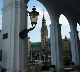 Blick von den Arkaden zum Rathaus