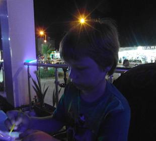 Vanaf het terras op het winkelend pupliek