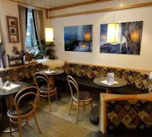 Blick auf die Plätze des Cafés
