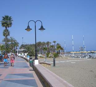 Promenade am langen Strand