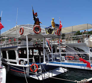 Ausflusboote warten auf Touristen