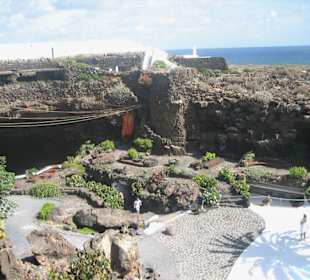 Garten und Höhlenausgang