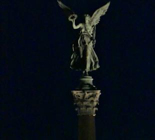 Die Friedenssäule auf dem Mehringplatz am Abend