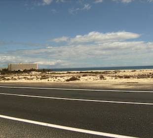 Blick von Hauptstr. /Parkstreifen auf Tres Islas