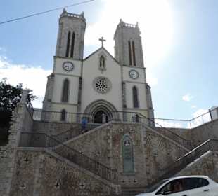 Die Kirche steht erhöht