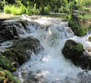 Kleiner Wasserfall am Rundweg