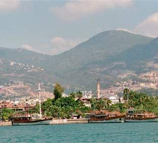 Blick v. Boot auf d. Hafen v. Alanya