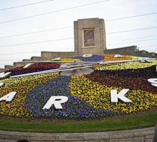 Blumenuhr im botanischen Garten
