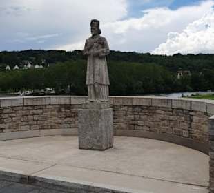 Die Steinfiguren Anfang und am Ende