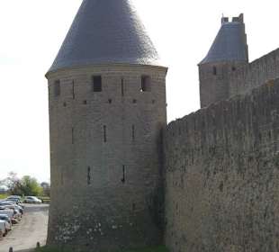 Torre y muralla exterior