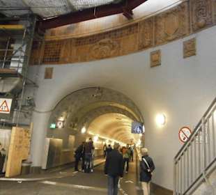 Vor dem Aufzug und der Treppe