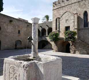 Brunnen auf dem Platz