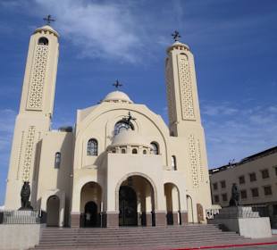 Die katholische Kirche von außen 