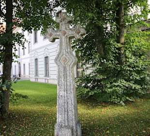 Kreuz vor der Kirche