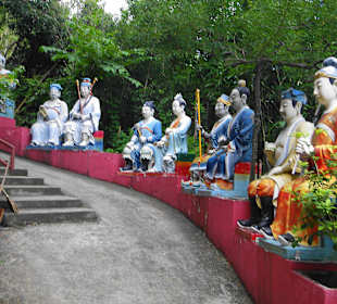 Der gesamte, steile Weg ist von Buddhas gesäumt