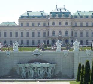 Дворец Бельведер со стороны парка