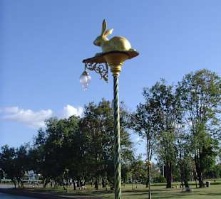 Im Park beim Taksin Maharat Denkmal