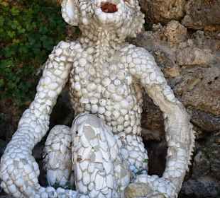 Muschelskulpturen an der Grotte