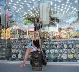 Магазины на проминаде возле отеля