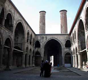 Wnętrze Çifte Minareli Medrese 