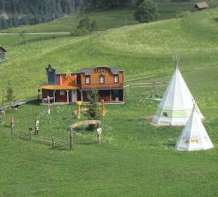 Sogar Indianerzelte hat es auf dem Wanderweg