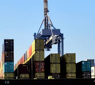 Ladebrücken des Container-Terminals