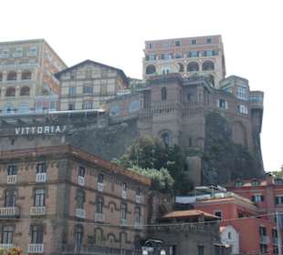 Blick auf das Tuffsteinplateau vom Hafen aus