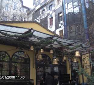 Im Garten des Kunsthauses Wien
