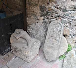 Elementy dekoracyjne, niestety oderwanr.