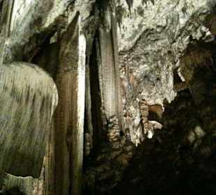 Beleuchtete Stalagmiten und Stalagtiten