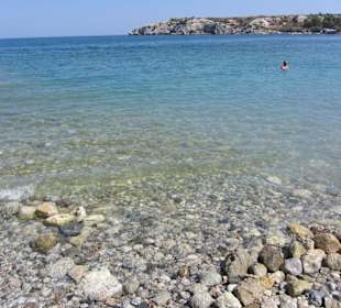 Klasklares Wasser, aber leider sehr steinig