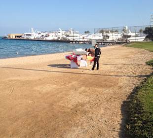 Vorbereitung Candlelight-dinner am Strand