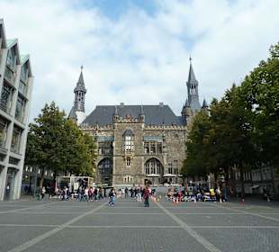 Rathaus und Domsingschule links