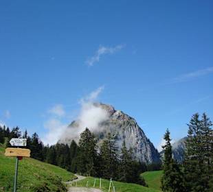 Links zur Rothenfluh/geradeaus auf den Mythen?