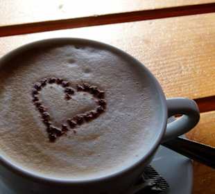 Cappuccino mit viel Herz serviert