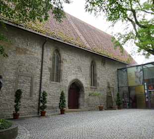 Hof und Eingang Johanniterkirche