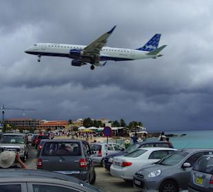 Flieger so nahe am Maho Beach