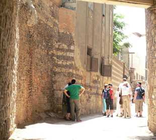 Assen vor der Kirche