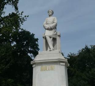 Am Großen Stern: das Moltke-Denkmal