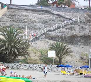 Blick vom Strand hoch zur Promenade