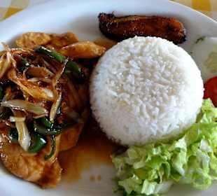 Kreolisches Hühnchen mit Backbanane und Reis