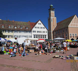 Traditioneller Flohmarkt auf dem oberen Marktplatz
