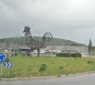 Der Rostige Gockel im Kreisverkehr von Pollença