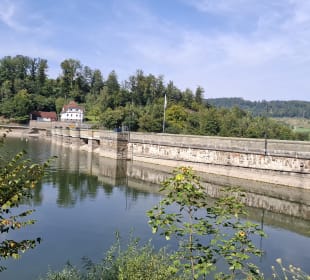 Blick auf die Staumauer 