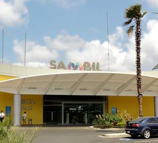 Einer der Eingänge zum Einkaufszentrum Sambil