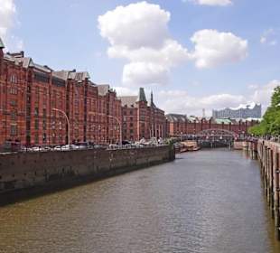 Zollhafen an der Speicherstadt