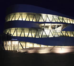 Nachtansicht Mercedes-Benz Museum